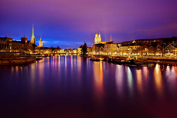 di zurigo e il fiume limmat skyline di notte - grossmunster cathedral foto e immagini stock