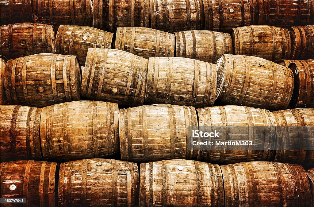 Apilar pila de viejos vintage whisky vino y barriles de madera - Foto de stock de Whisky libre de derechos