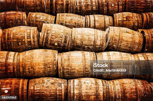 Apilar Pila De Viejos Vintage Whisky Vino Y Barriles De Madera Foto de stock y más banco de imágenes de Whisky