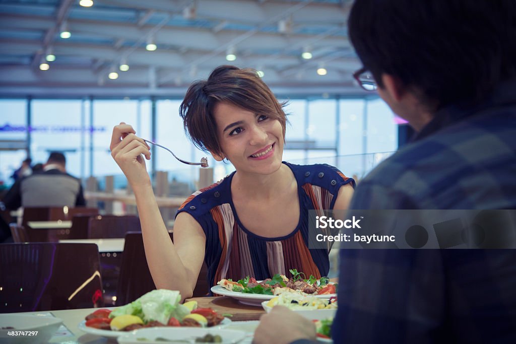 Heureux couple manger au centre commercial - Photo de Adulte libre de droits