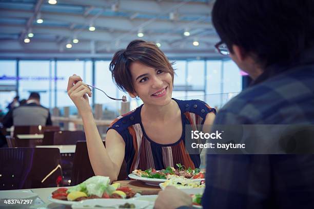 Photo libre de droit de Heureux Couple Manger Au Centre Commercial banque d'images et plus d'images libres de droit de Adulte - Adulte, Amitié, Assis