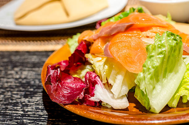 新鮮な野菜やサーモンのサラダ - salad japanese culture japan asian culture ストックフォトと画像