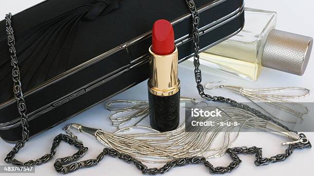 Ainda Vida De Joias Batom Perfumes E Uma Clutch - Fotografias de stock e mais imagens de Bolsa de Maquilhagem - Bolsa de Maquilhagem, Cor preta, Joias