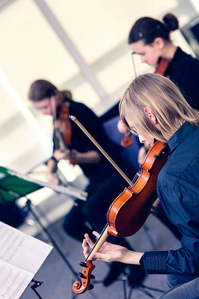 adolescentes jogando na escola concerto de música clássica - sheet music music classroom education - fotografias e filmes do acervo