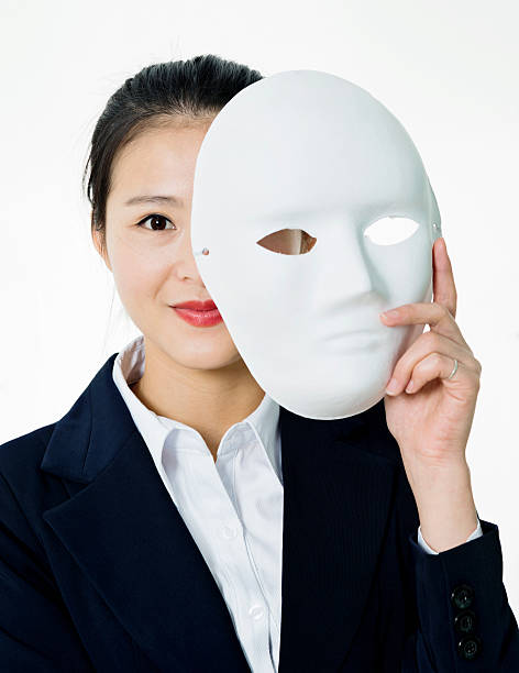 asian businesswoman holding una máscara facial - unmasked fotografías e imágenes de stock