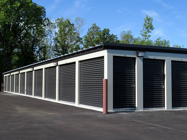 unidades de almacén de valet con puertas negro - storage compartment garage storage room warehouse fotografías e imágenes de stock