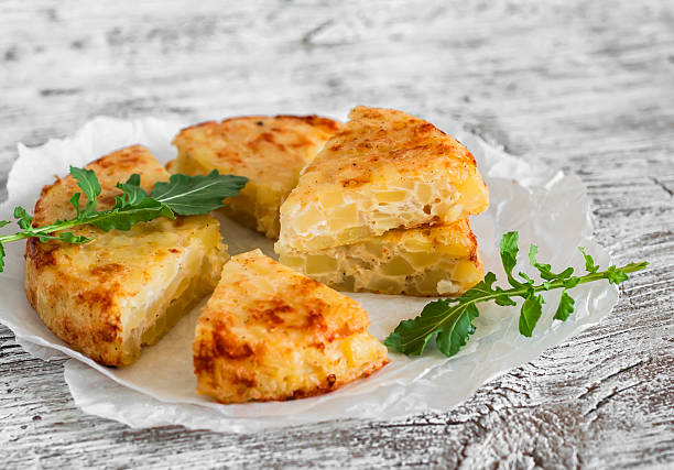 tortilla de batatas em uma luz fundo de madeira - appetizer bread breakfast close up - fotografias e filmes do acervo