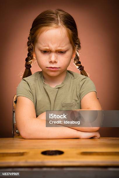 Frustrated スチューデント座る若い女の子が学校でデスク - 子供のストックフォトや画像を多数ご用意 - 子供, 教室, 無視