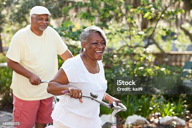 Senior Pareja Afroamericana Ciclismo De Bicicletas Foto de stock y más banco de imágenes de Andar en bicicleta - Andar en bicicleta, Afrodescendiente, Tercera edad