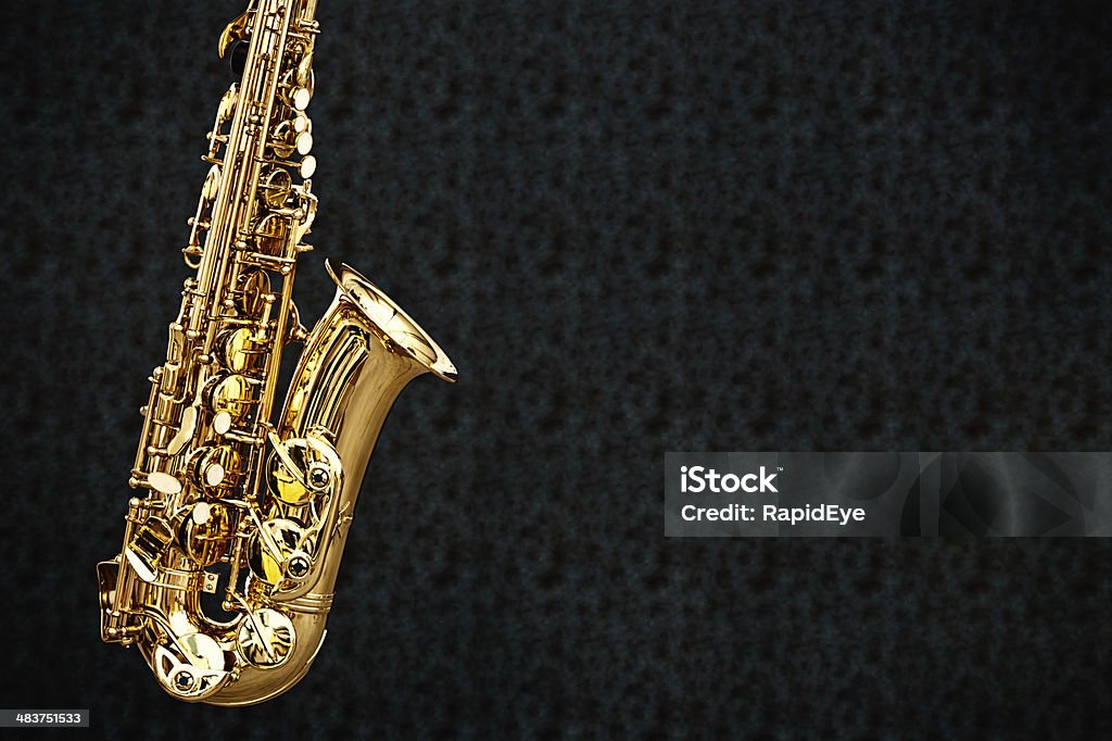 Golden sax on negro con espacio de copia - Foto de stock de Saxofón libre de derechos