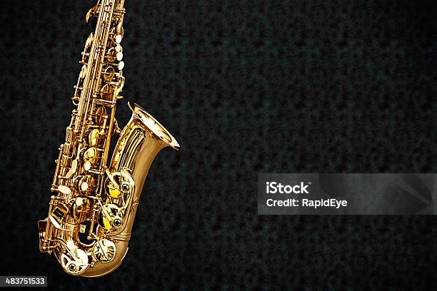 Golden Sax On Negro Con Espacio De Copia Foto de stock y más banco de imágenes de Saxofón - Saxofón, Beebop, Big Band