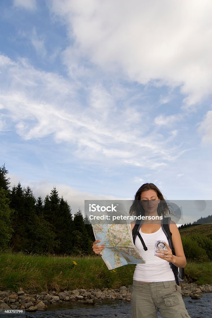 Donna che cerca di trovare la sua via - Foto stock royalty-free di Carta geografica