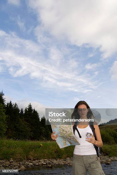 Donna Che Cerca Di Trovare La Sua Via - Fotografie stock e altre immagini di Carta geografica - Carta geografica, Escursionismo, Scozia