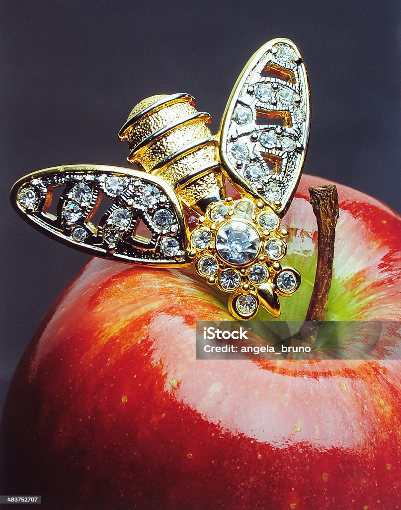 Pomme rouge avec un golden Broche - Photo de Bijou libre de droits