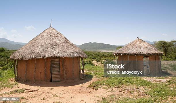 Cabaña De Barro 02 Foto de stock y más banco de imágenes de Pobreza - Pobreza, Afrodescendiente, Barrio bajo