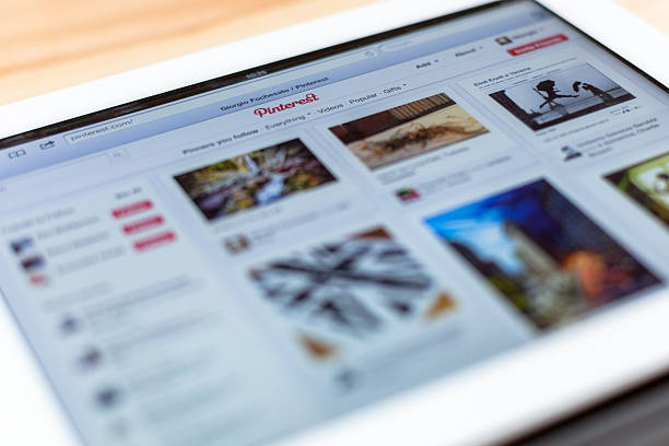 pinterest sur un ipad 3 - pinterest photos et images de collection