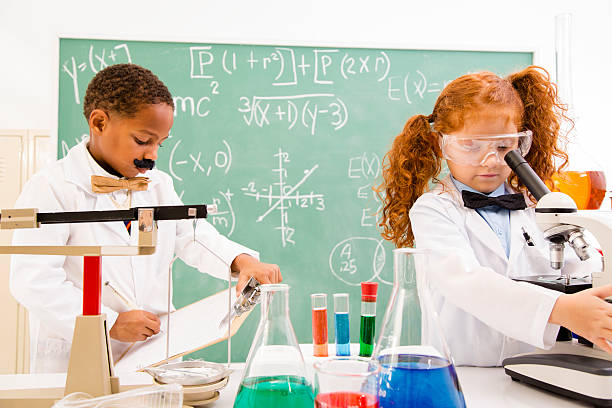 la educación: young nerd científicos en el laboratorio hacer experimentos. - child back to school mustache african ethnicity fotografías e imágenes de stock