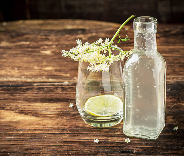 flasche mit einem drink von der ältere - holunderlikör stock-fotos und bilder