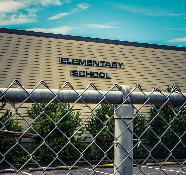 標準米国小学校 - elementary school building ストックフォトと画像