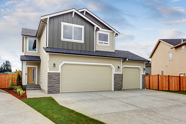 istock Simple Northwest town house with nice garage. 483758236