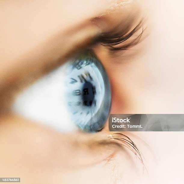 Eye Test Tabelle Spiegelt In Augapfel Stockfoto und mehr Bilder von Auge - Auge, Sehtafel, Makrofotografie