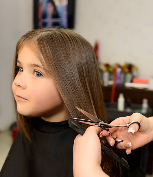istock little at hairsalon 483767587