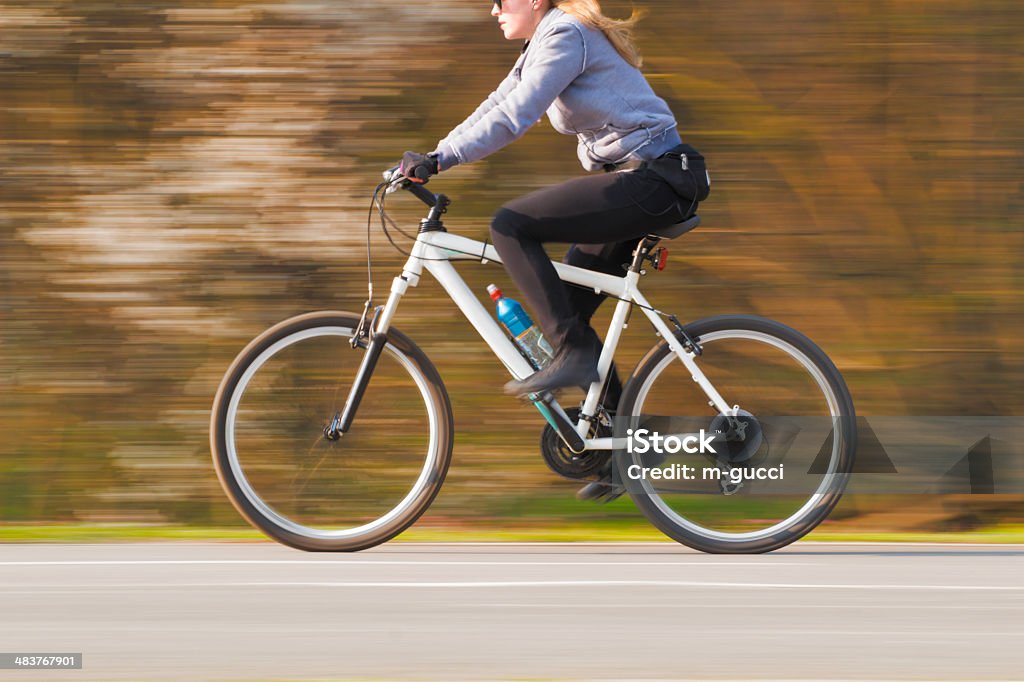 Atractive BIONDO Ciclismo-Immagine mossa - Foto stock royalty-free di Adulto