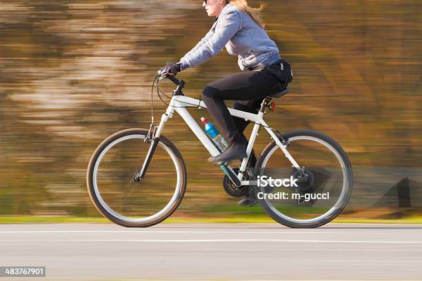 Atractive Biondo Ciclismoimmagine Mossa - Fotografie stock e altre immagini di Adulto - Adulto, Adulto di mezza età, Allenamento