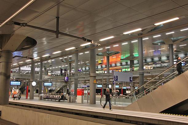 stazione centrale di berlino - fusgänger foto e immagini stock