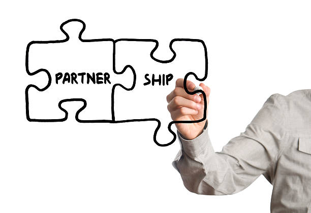파트너 관계 - puzzle whiteboard transparent partnership 뉴스 사진 이미지