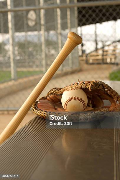 Foto de Taco De Beisebol E Luva Na Cabina e mais fotos de stock de Banco de jogadores - Banco de jogadores, Bastão de Beisebol, Atividade Recreativa