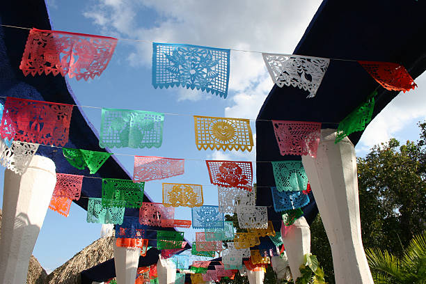 mexikanische zeitungen in the wind - mexico mexican culture carnival paper stock-fotos und bilder
