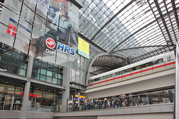 stazione centrale di berlino - fusgänger foto e immagini stock