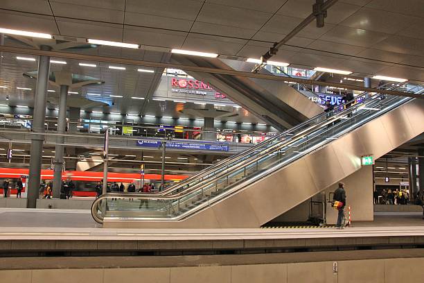 stazione centrale di berlino - fusgänger foto e immagini stock