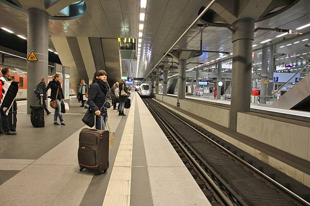 stazione centrale di berlino - fusgänger foto e immagini stock