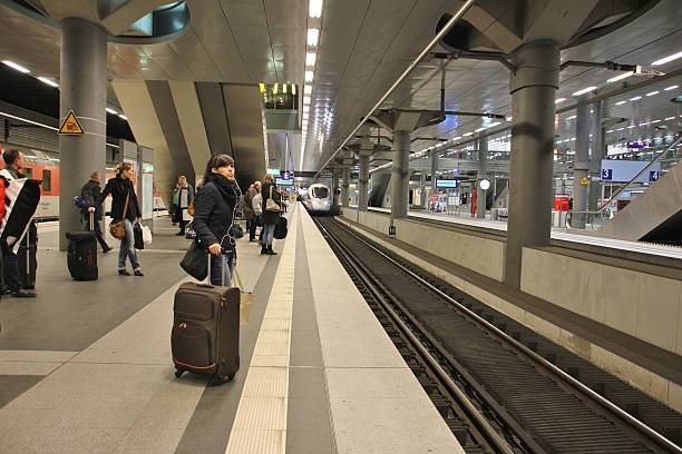 główny dworzec kolejowy w berlinie - fusgänger zdjęcia i obrazy z banku zdjęć
