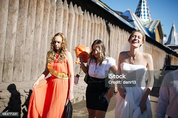 Zu Fuß Braut Und Ihre Brautjungfern Und Freunde Stockfoto und mehr Bilder von Anziehen - Anziehen, Braut, Brautjungfern