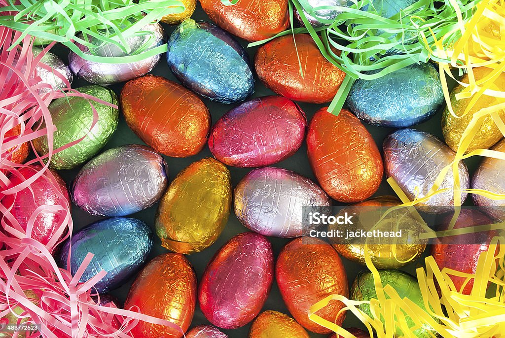 Красочные пасхальные яйца и травы - Стоковые фото Веселье роялти-фри