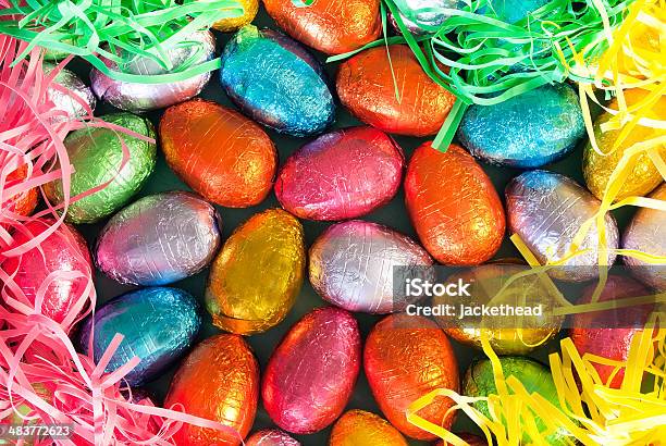 Красочные Пасхальные Яйца И Травы — стоковые фотографии и другие картинки Веселье - Веселье, Весна, Вредное питание