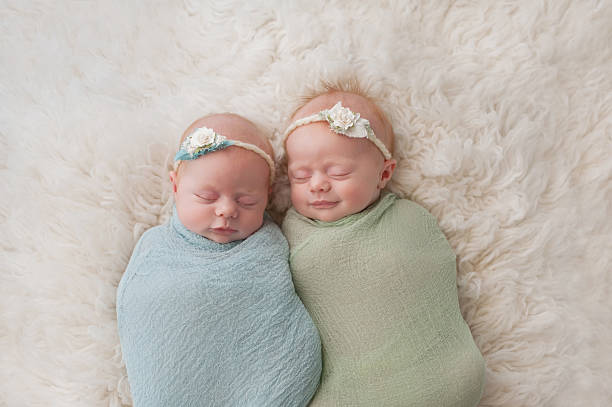 chambre avec lits jumeaux de bébé filles - baby people headband portrait photos et images de collection