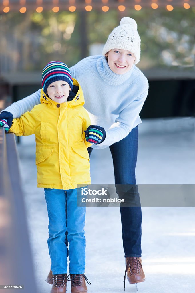 Pattinaggio su ghiaccio di famiglia - Foto stock royalty-free di Bambino