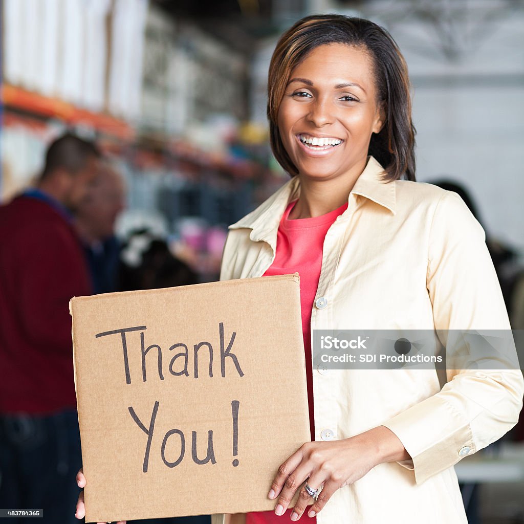 Bonito voluntário segurando sinal de "obrigado" no Banco alimentar - Royalty-free Thank You Foto de stock