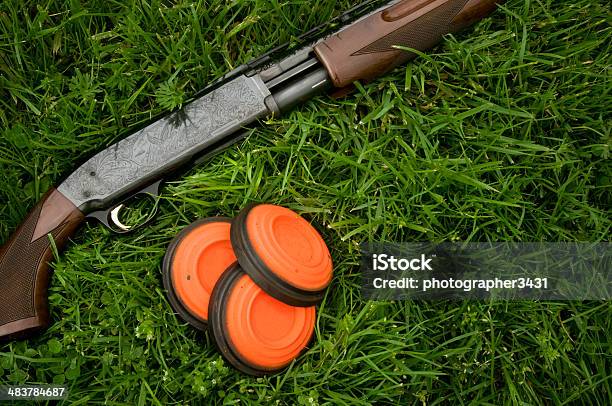 Fucile Da Caccia E Argilla Piccioni Sdraiati In Erba - Fotografie stock e altre immagini di Tiro al piattello
