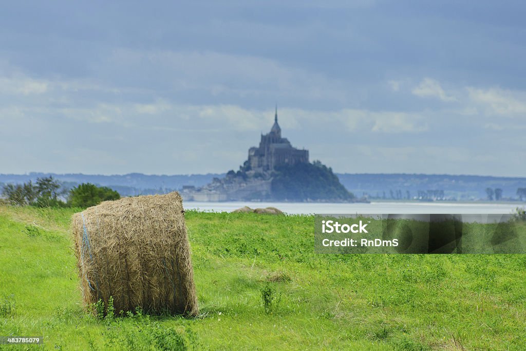 Le Mont Saint Michel Harvest straw bales, in front of Le Mont Saint Michel monastery. Normandy, France Abbey - Monastery Stock Photo