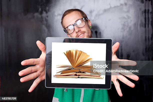 Giovane Uomo Con Un Libro Su Tablet Schermo - Fotografie stock e altre immagini di Lettore di libri elettronici - Lettore di libri elettronici, Adulto, Affari finanza e industria