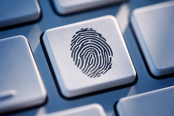 отпечатков пальцев на компьютер клавиатуры ключ - fingerprint security system technology forensic science стоковые фото и изображения