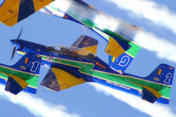 ブラジル煙爆撃 esquadrilha 前日 fumaca t-27 tucanos での是正活動 - airplane stunt yellow flying ストックフォトと画像