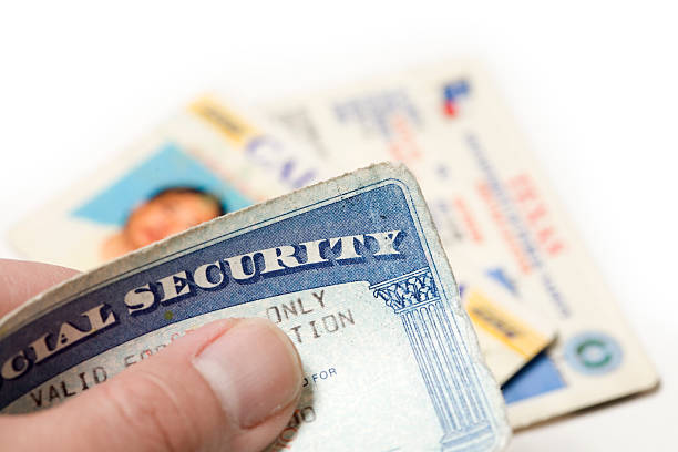 roubo de identidade - social security card drivers license social security color image imagens e fotografias de stock
