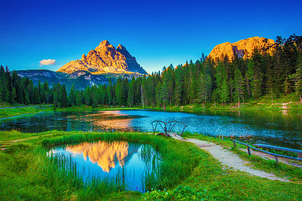 idílica lago en las montañas - belluno veneto european alps lake fotografías e imágenes de stock