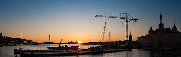 grúa de la construcción en sunset panorama de estocolmo - riddarfjarden fotografías e imágenes de stock